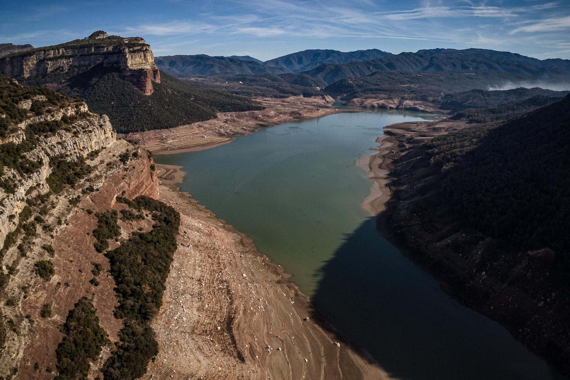 El pantà de Sau, a vista de dron, testimoni dels estralls de la sequera