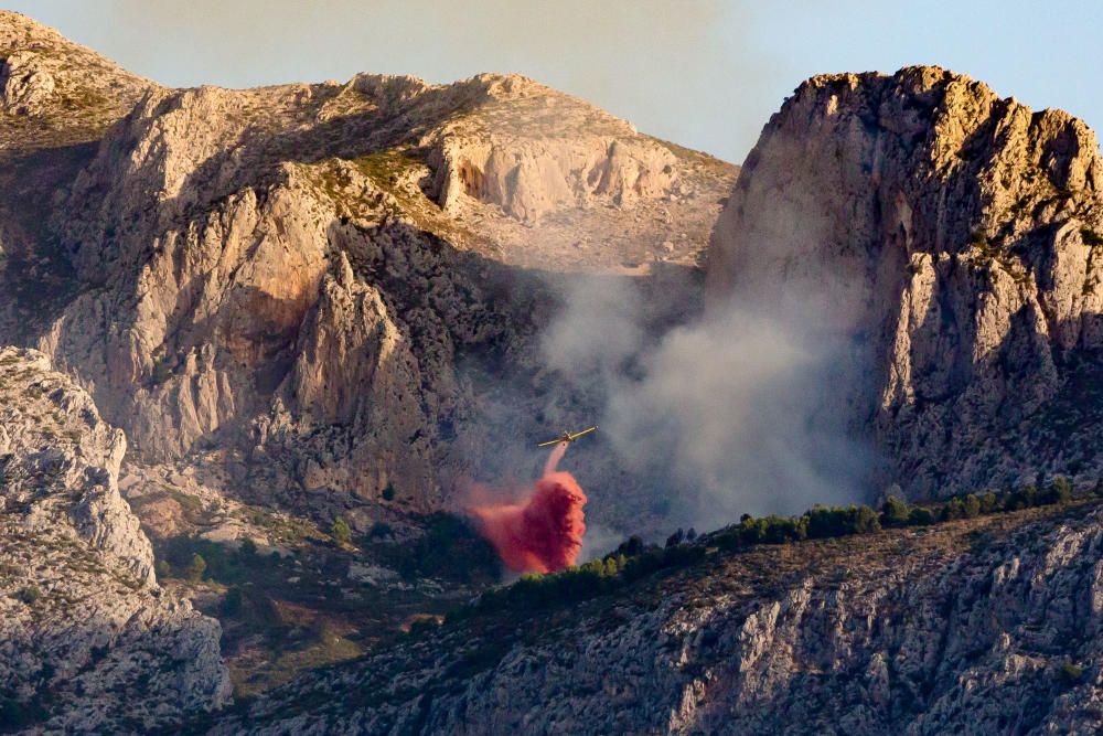 Incendio forestal entre Guadalest y Beniardà