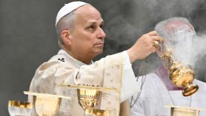 El Papa León XIV sostiene un quemador de incienso mientras realiza la misa de Navidad en la Basílica de San Pedro en el Vaticano.