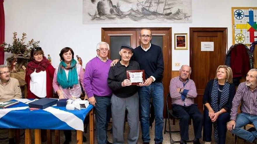 Joaquín, con el alcalde y directivos de la asociación Monteferro.