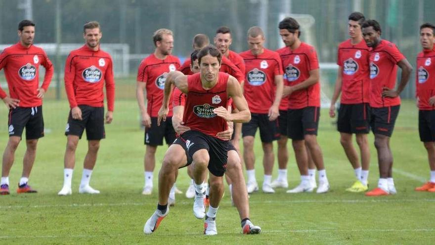 Pedro Mosquera, ayer durante un ejercicio en la ciudad deportiva con sus compañeros al fondo.