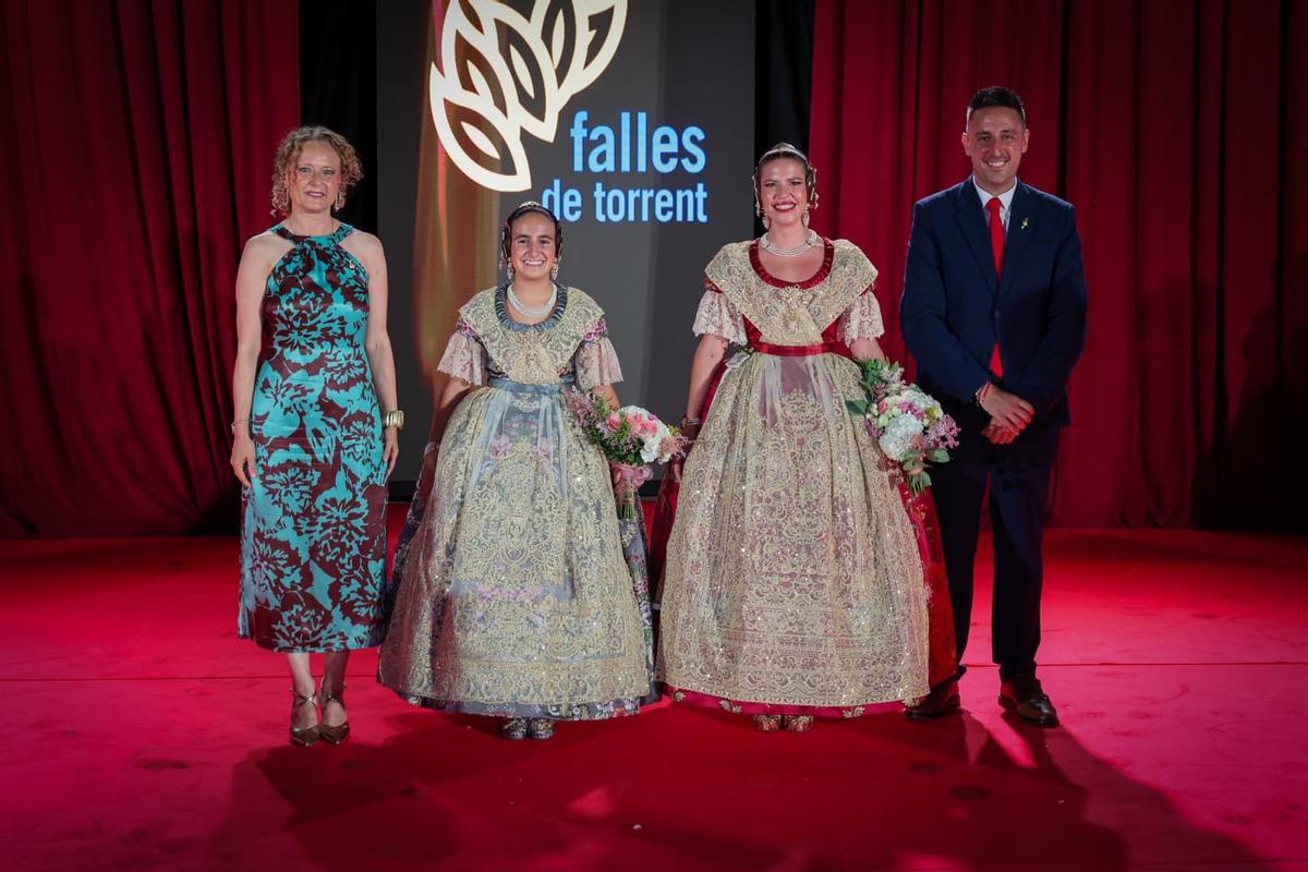 La alcaldesa, Amparo Folgado, y el concejal de Fallas, Aitor Sánchez, con las Falleras Mayores, tras su elección.