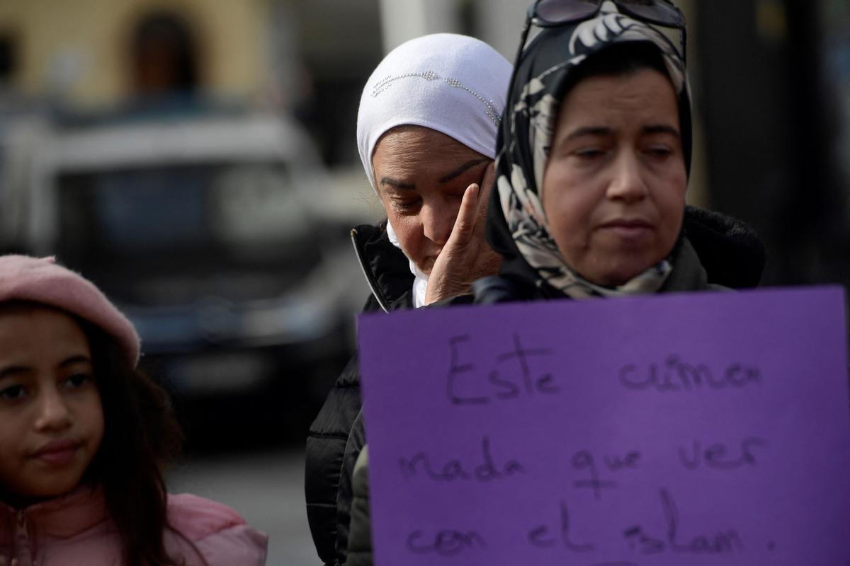 Una mujer sostiene una cartulina con un lema defendiendo el islam, en el sitio donde un hombre de origen marroquí asesinó al sacristán Diego Valencia de la iglesia de la Palma en Algeciras (Cádiz).