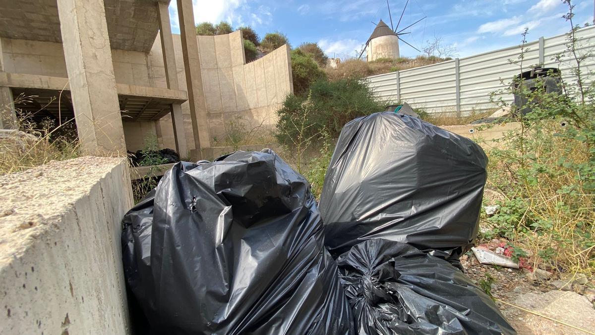 Aparecen decenas de bolsas de basura en un edificio abandonado de Cartagena.