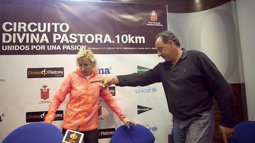 Marta Domínguez y Fermín Cacho, ayer, durante la presentación de la carrera.