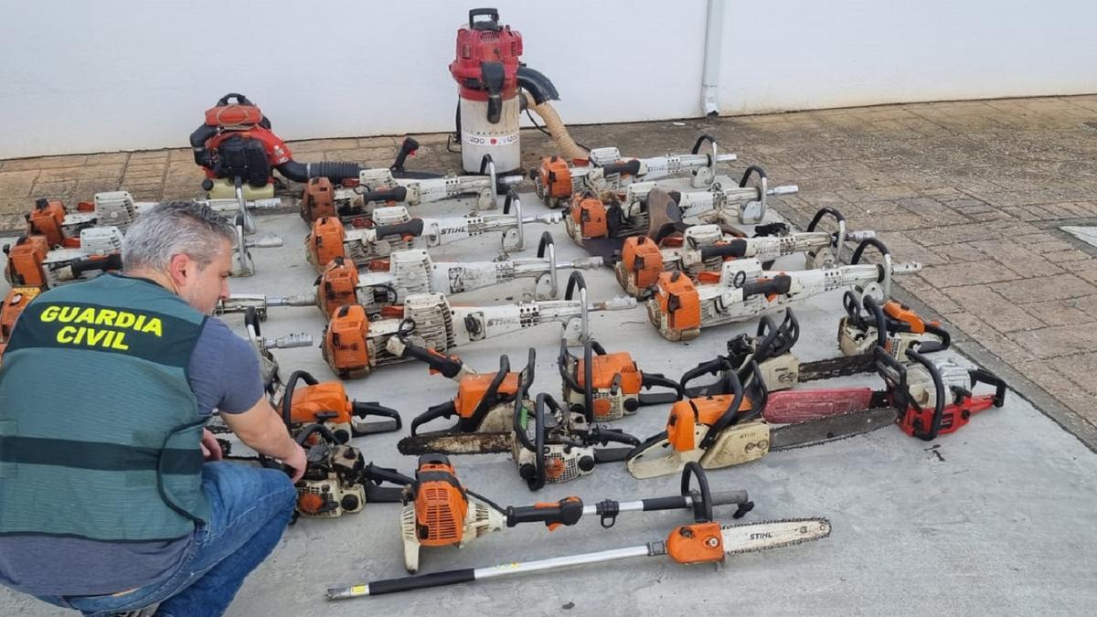 Vareadoras y motosierras recuperadas por la Guardia Civil tras detener a los dos presuntos del robo en Adamúz.