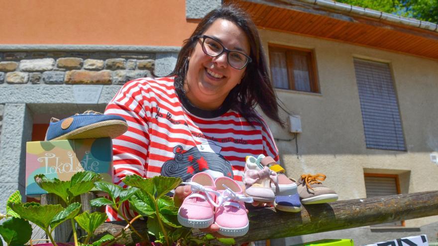 Raquel González, con algunos de los zapatos que vende, en el exterior de su casa, en Belerda.