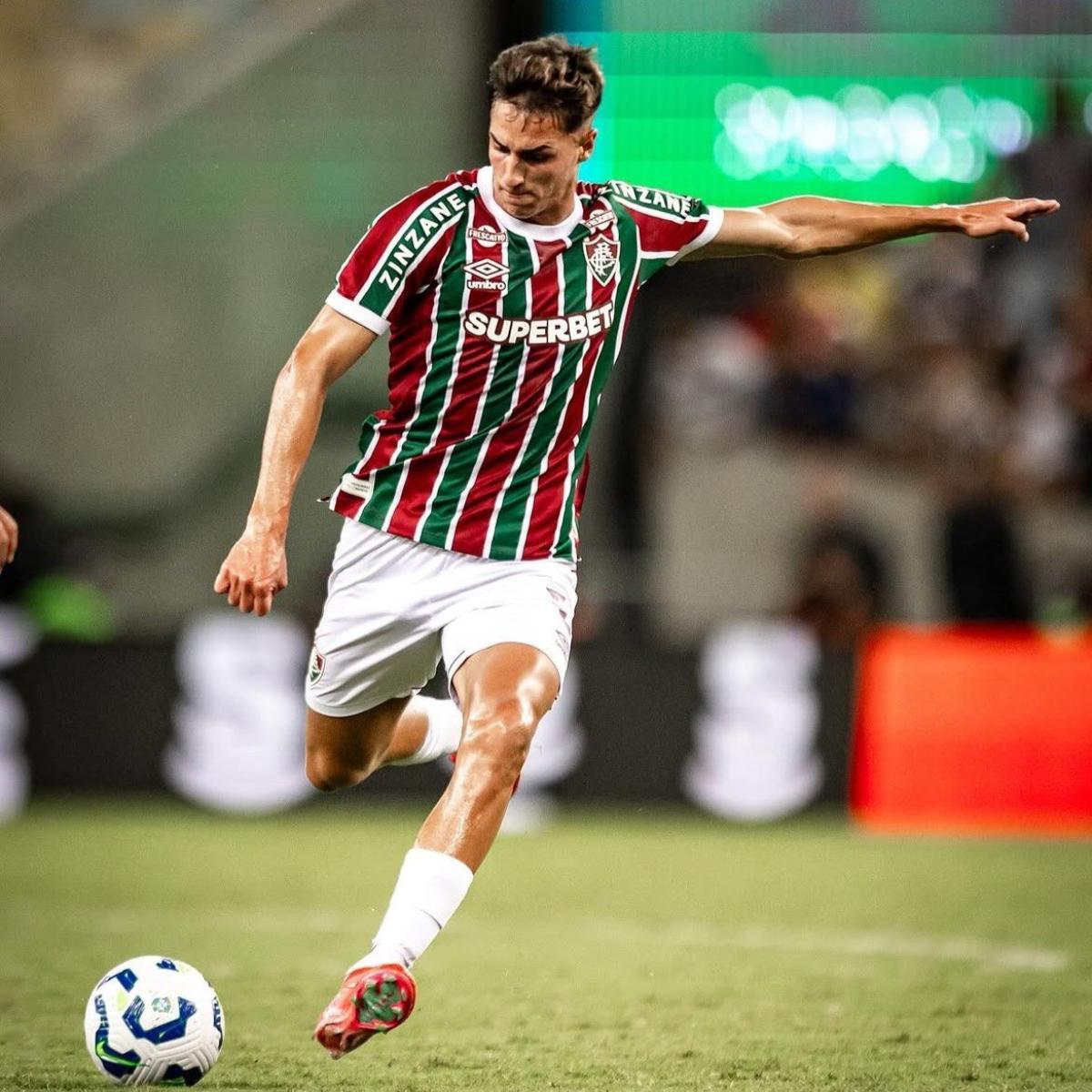 Facundo Bernal, en un partido con Fluminense golpeando el balón con su pierna derecha