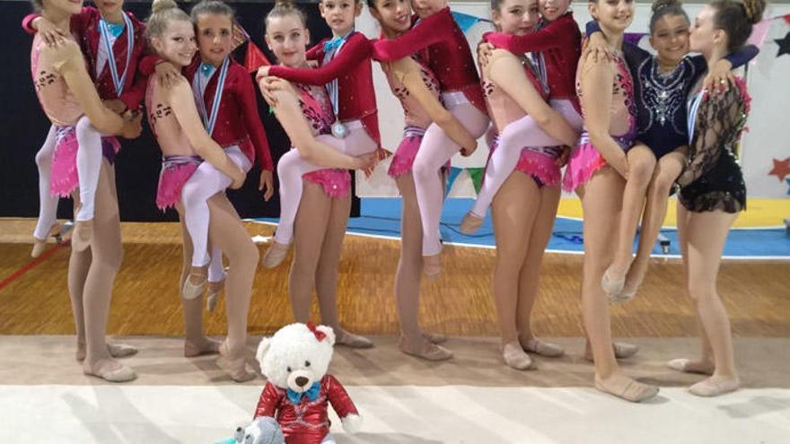 Las integrantes del Milenium posan con sus medallas.