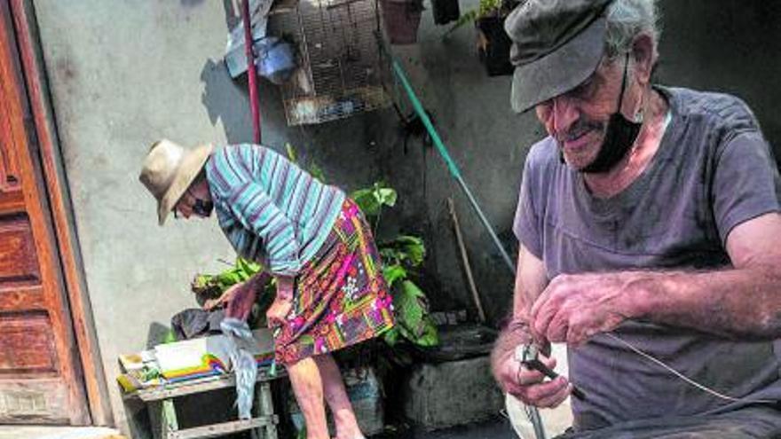 Una pareja rescata sus últimas pertenencias antes de ser desalojada de La Laguna.