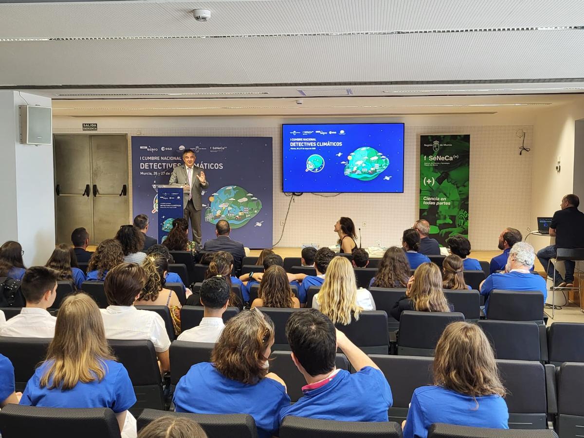 El consejero de Medio Ambiente, Universidades, Investigación y Mar Menor, Juan María Vázquez, se dirige a todos los participantes en la pasada edición de la I Cumbre Nacional del desafío educativo 'Detectives Climáticos'.