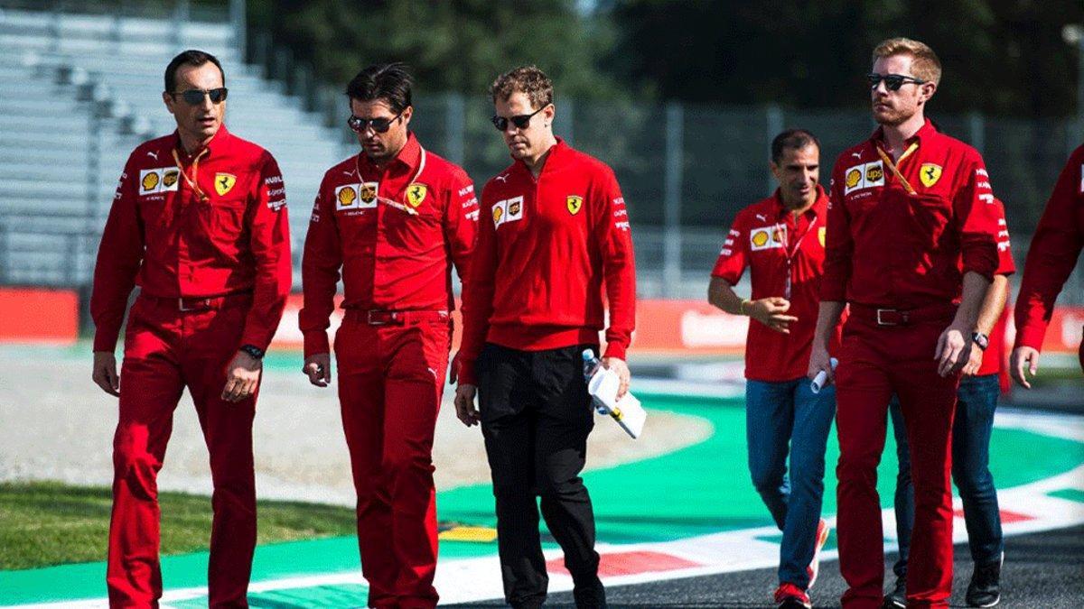 Vettel, con sus ingenieros y Marc Gené, dando una vuelta al circuito