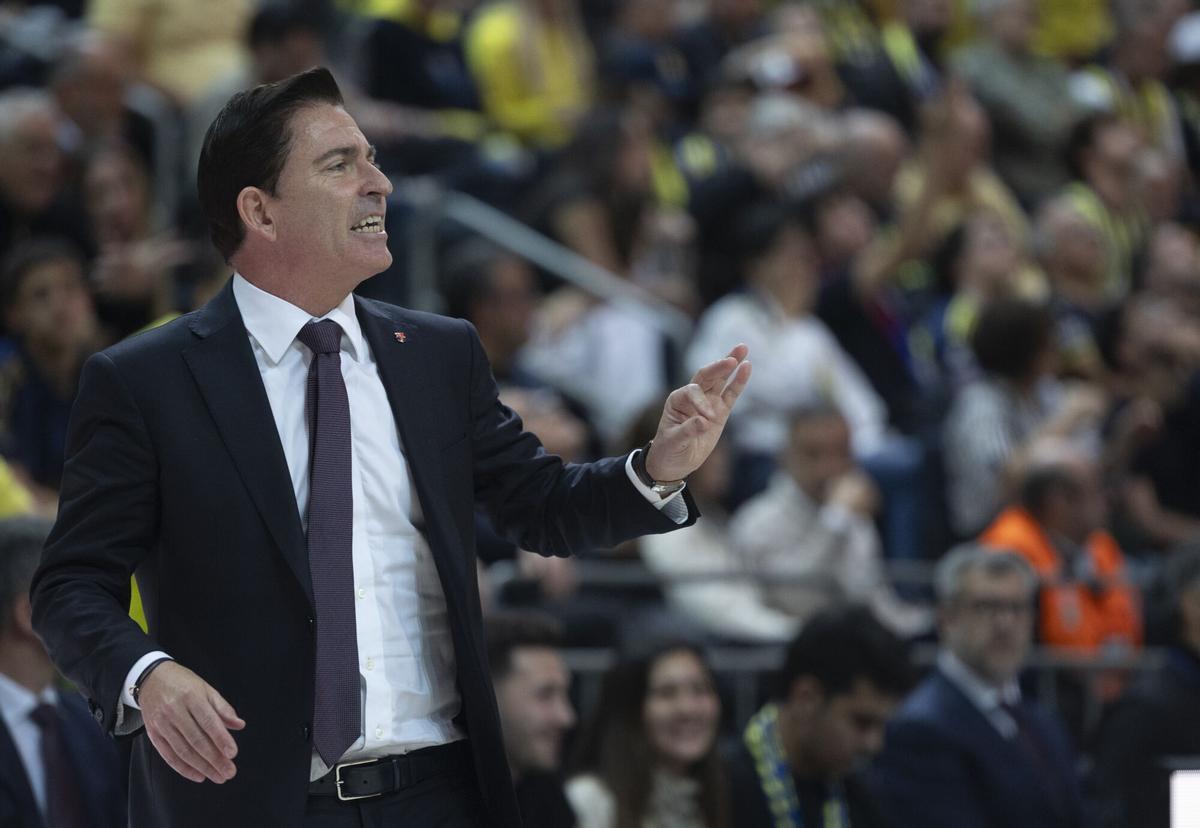 Xavi Pascual da órdenes desde el banquillo.