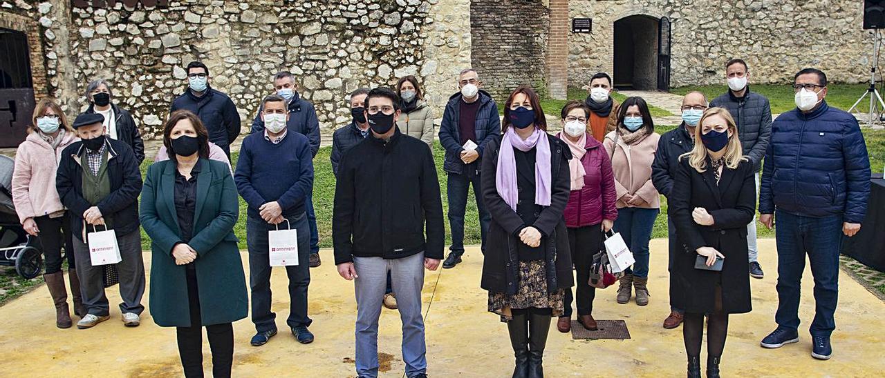 Pérez y Rodríguez con los familiares de los 13 represaliados, ayer en el acto en Ontinyent. | PERALES IBORRA