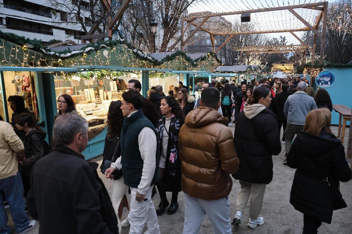 Un Belén Monumental y las calles llenas en el primer domingo navideño