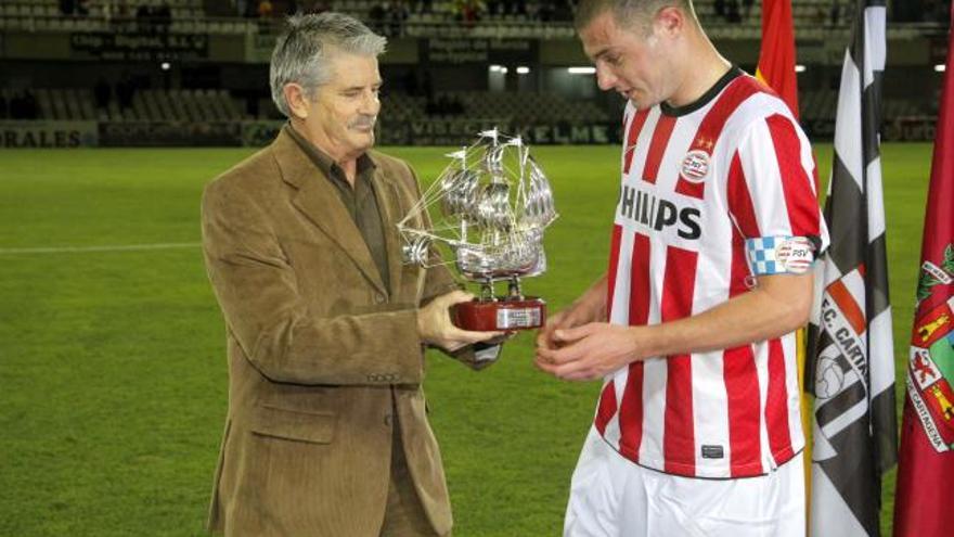 A la izquierda el edil Gómez López entrega el trofeo al capitán del PSV