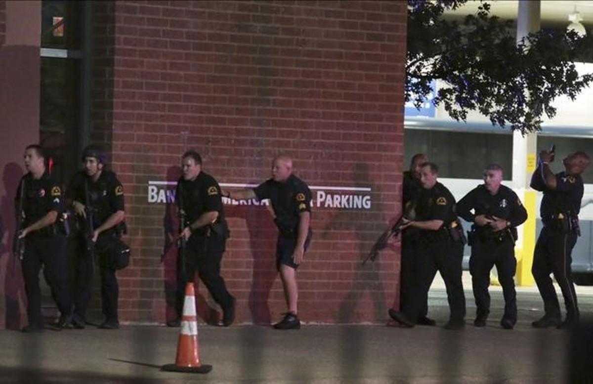 abertran34621556 dallas police respond after shots were fired  during a prote160708102321