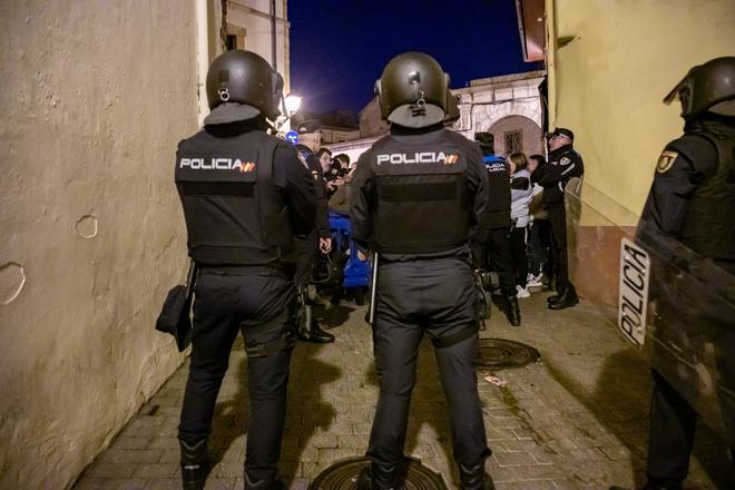 Así fue la macrorredada policial en varios bares de copas de Oviedo