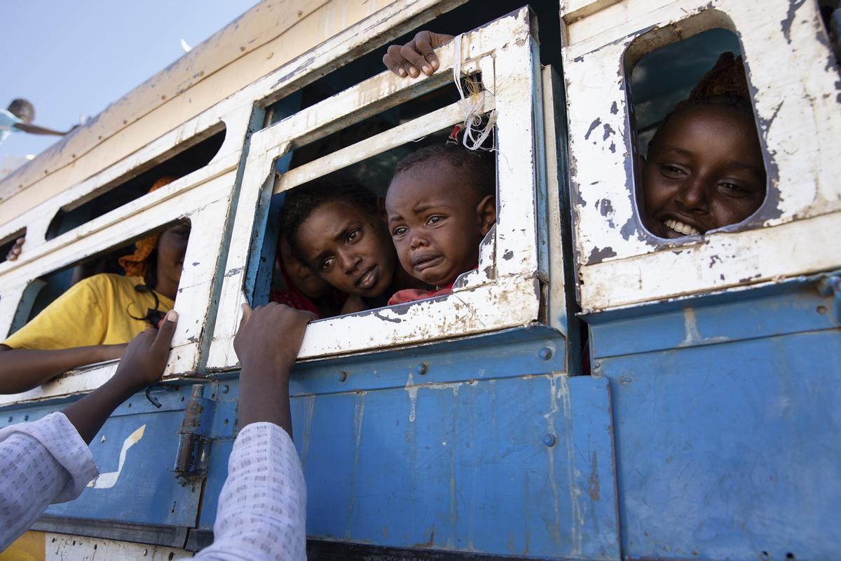 Refugiados que huyeron de la región de Tigray en Etiopía son trasladados cerca de la frontera entre Etiopía y Sudán. Sudán, 1 de diciembre de 2020.