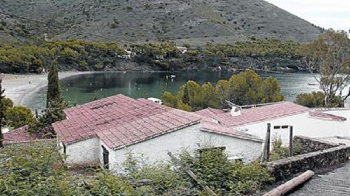 La cala Montjoi, en Roses, con las actuales instalaciones de El Bulli.