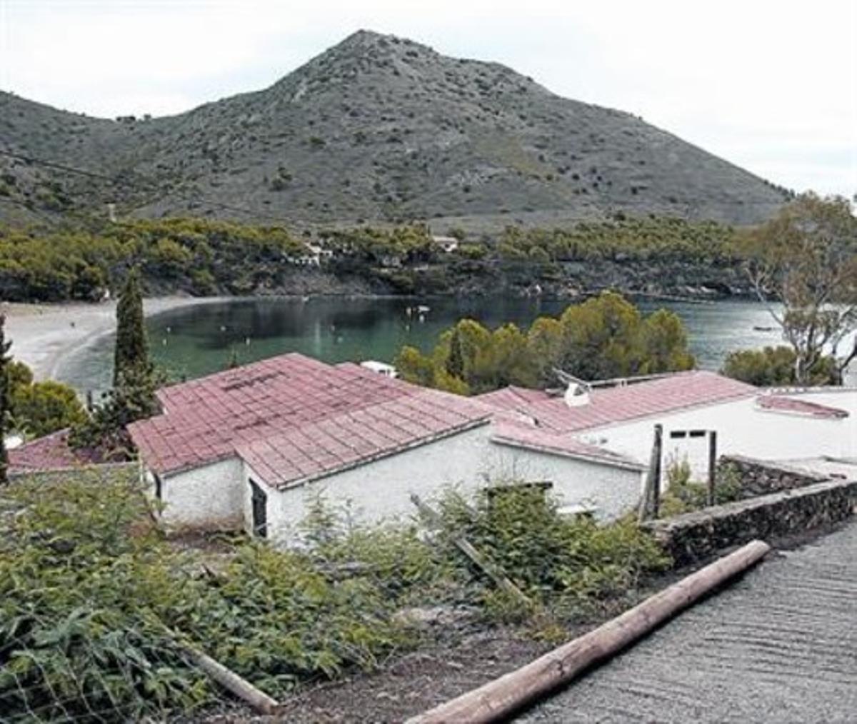 La cala Montjoi, a Roses, amb les actuals instal·lacions d’El Bulli. La cala Montjoi, a Roses, amb les actuals instal·lacions d’El Bulli.