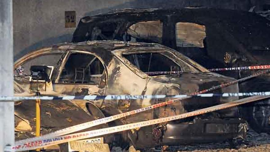 Un incendio en un garaje calcina cuatro coches, daña otros 50 y obliga a desalojar tres edificios