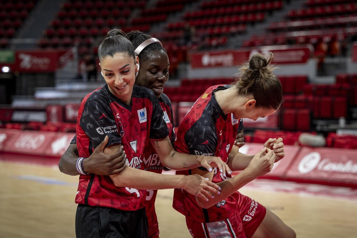 Mariona, Bankolé y Vorackova, jugando durante el calentamiento de un encuentro en el Felipe.