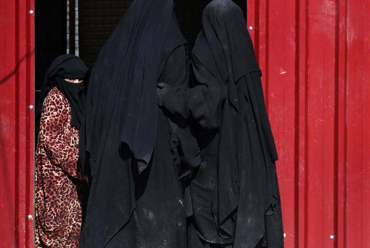 Familiares de combatientes de Estado Islámico, en el campo de Al Hol, en Siria.