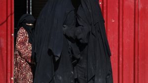 Familiares de combatientes de Estado Islámico, en el campo de Al Hol, en Siria.
