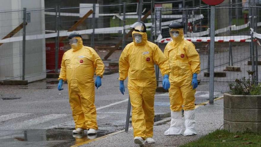 Equipo médico esperando la llegada de la ambulancia con el paciente aislado en Vigo. // R. Grobas