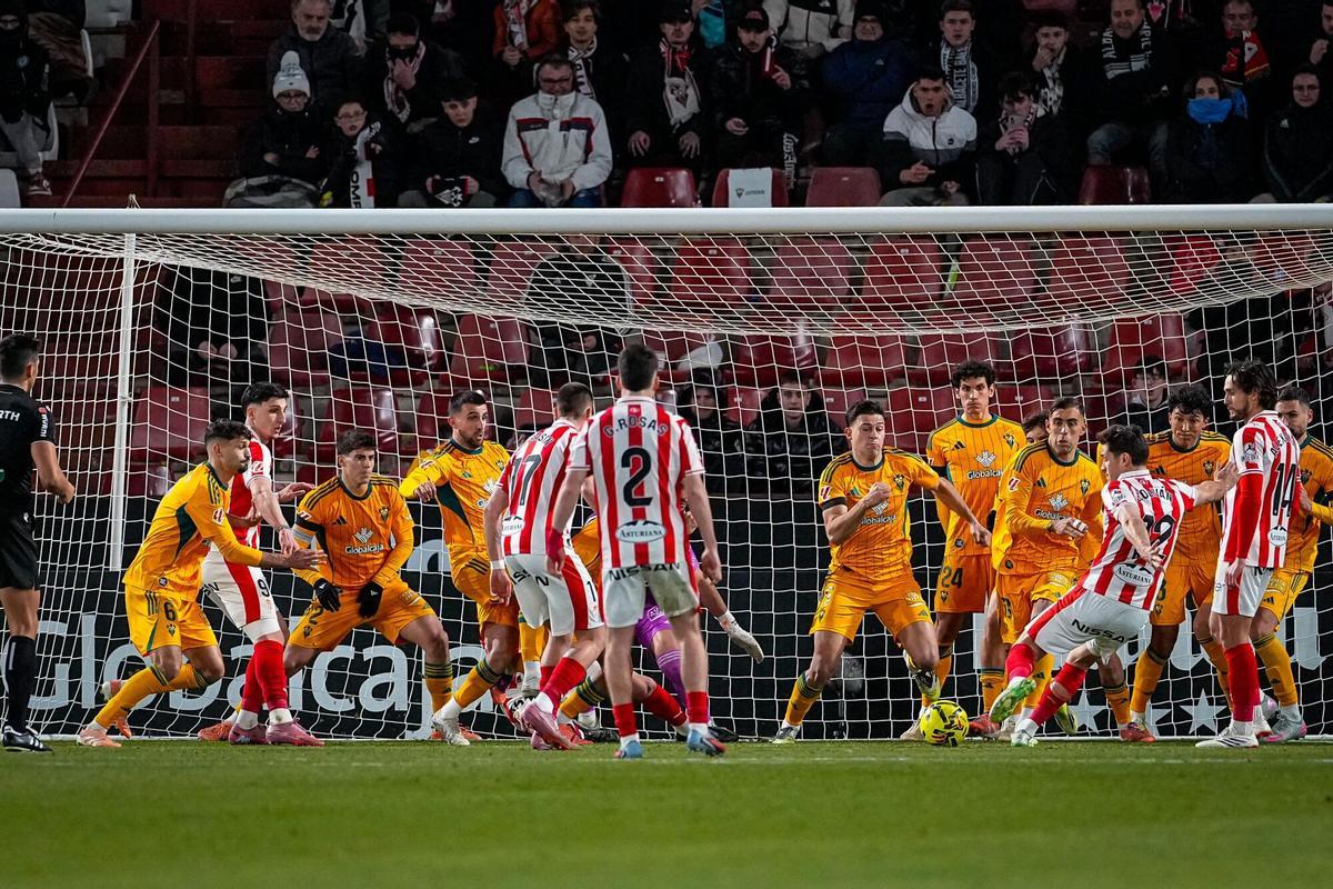 Brian Oliván lanza el tiro indirecto el pasado domingo en el Carlos Belmonte. Partido de la jornada 26 de la Segunda División 2025-2026 de la liga de fútbol española, Liga Hypermotion, entre Albacete-Sporting de Gijón disputado el 15/2/2026 en el Carlos Belmonte. Foto Josema Moreno