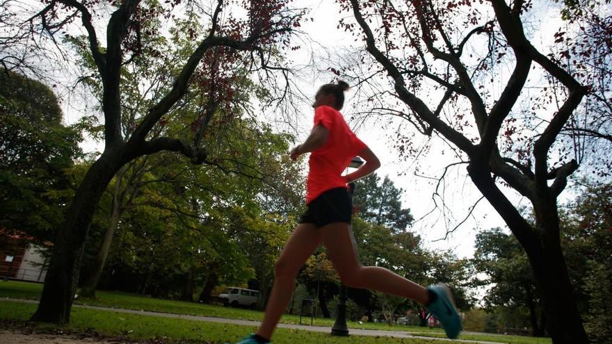 Un atleta por la pista del parque de Ferrera