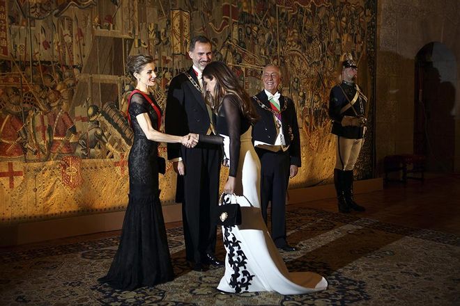 Sara Carbonero durante el besamanos a Letizia Ortiz en Portugal