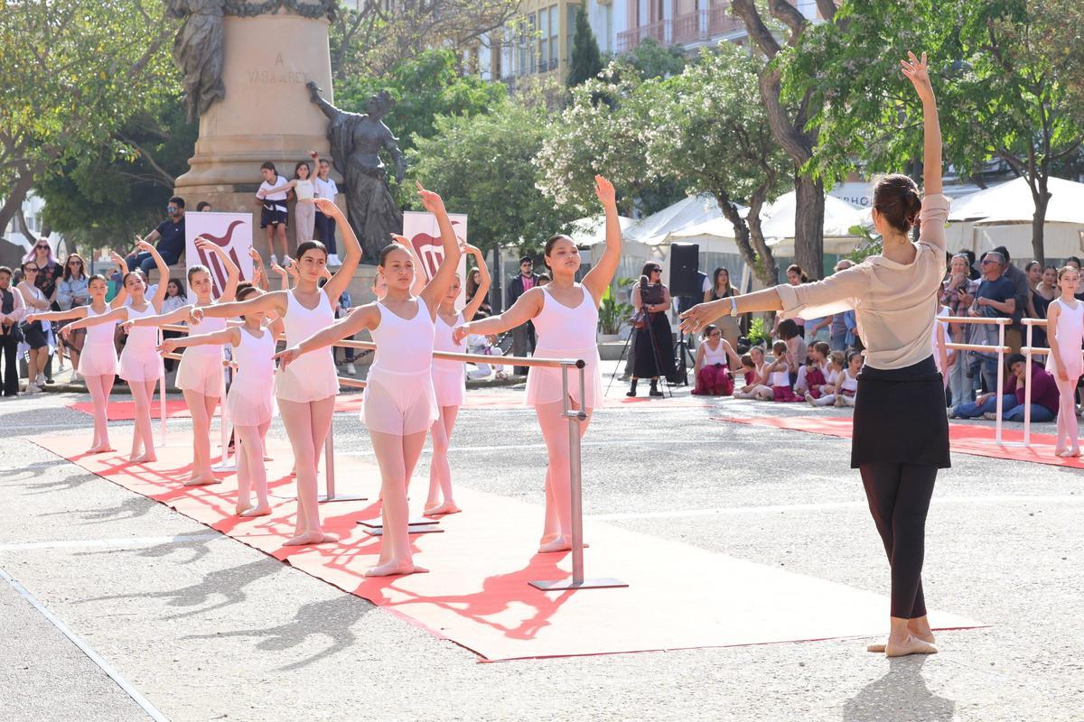 Todas las imágenes de la clase celebrada por el Convservatori de Ibiza en el Dia de la danza en Vara de Rey