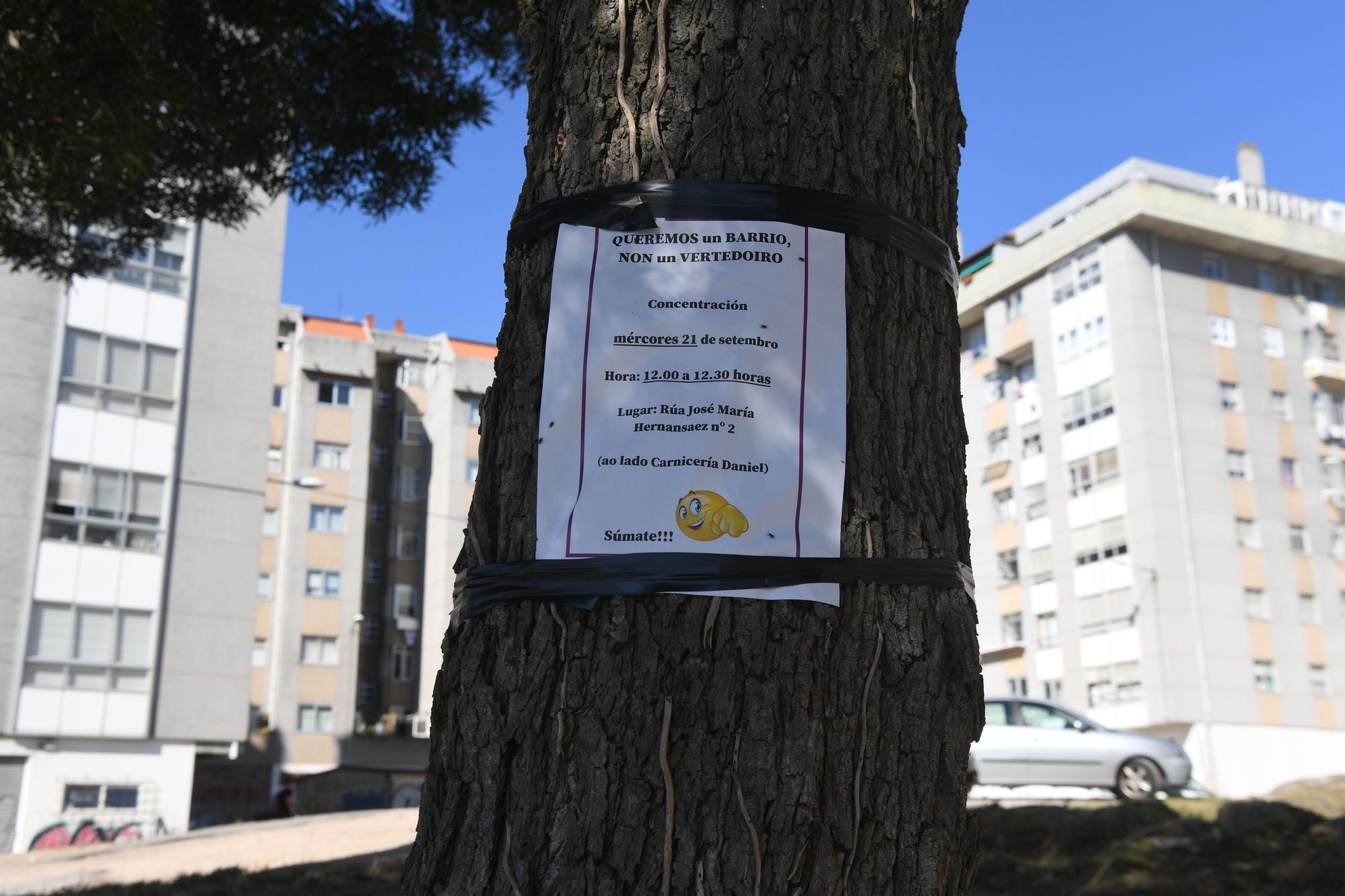 Concentración de vecinos por el abandono de un solar en la calle José María Hernansáez