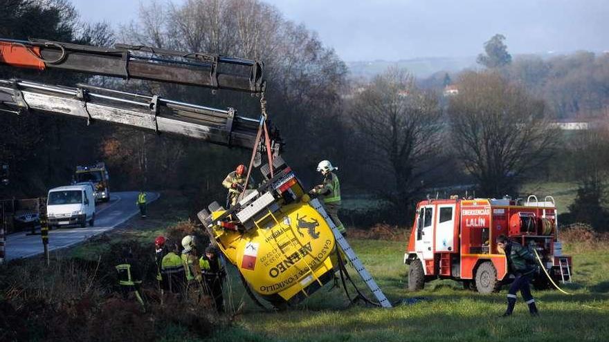 Bomberos y efectivos del GES de Lalín comprueban que el vehículo no vierte. // Bernabé/Javier Lalín