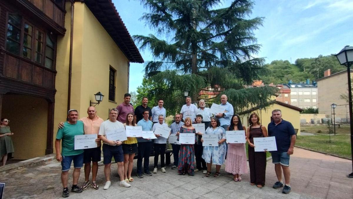 Los participantes en el curso de sumiller de sidra con sus diplomas en la Casa de la Buelga, en Ciaño
