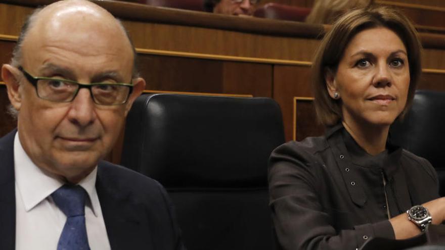 El ministre d&#039;Hisenda Cristóbal Montoro al costat de la titular de Defensa Maria Dolores de Cospedal.