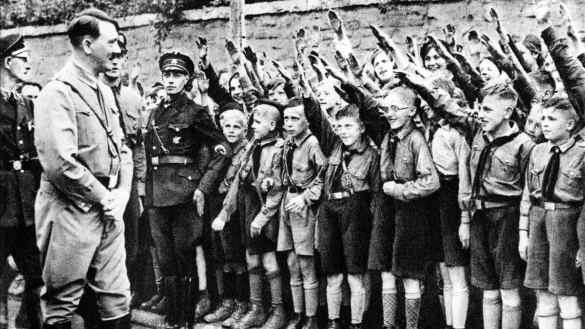 Hitler saluda a miembros de las Juventudes hitlerianas en Leipzig, en 1932.