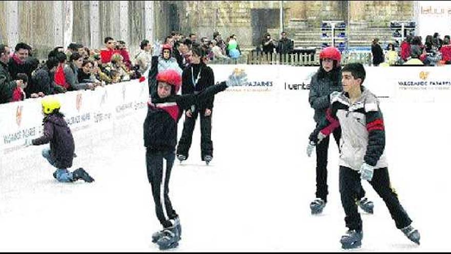 Alumnos del Colegio Virgen Reina, ayer, en la pista de hielo artificial de la Laboral.