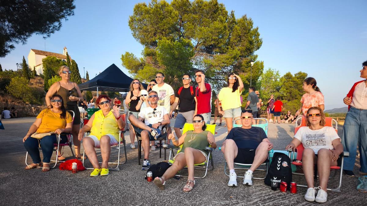 Un grupo de vecinos en la ermita de Alfara