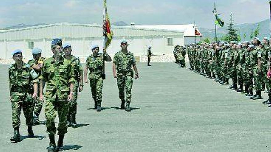 El JEMAD pasa revista a los efectivos de la Legión desplegados en el Líbano. / efe