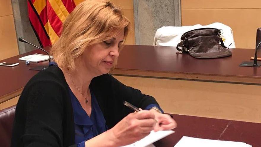 Marta Felip, en la signatura dels convenis.