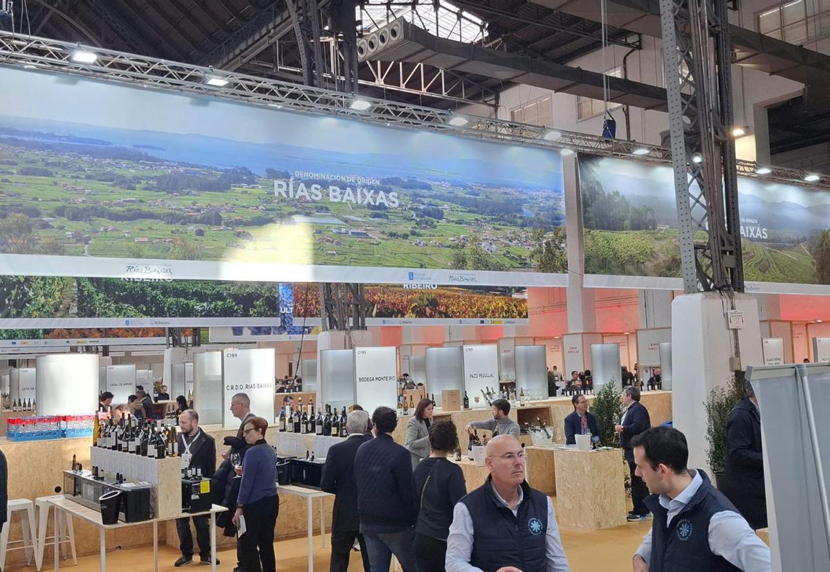 Representantes de bodegas de Rías Baixas, en una feria anterior. | FDV