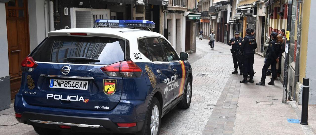 Una patrulla de la Policia Nacional, durante un desalojo de una vivienda ocupada en A Coruña. |   // V. ECHAVE