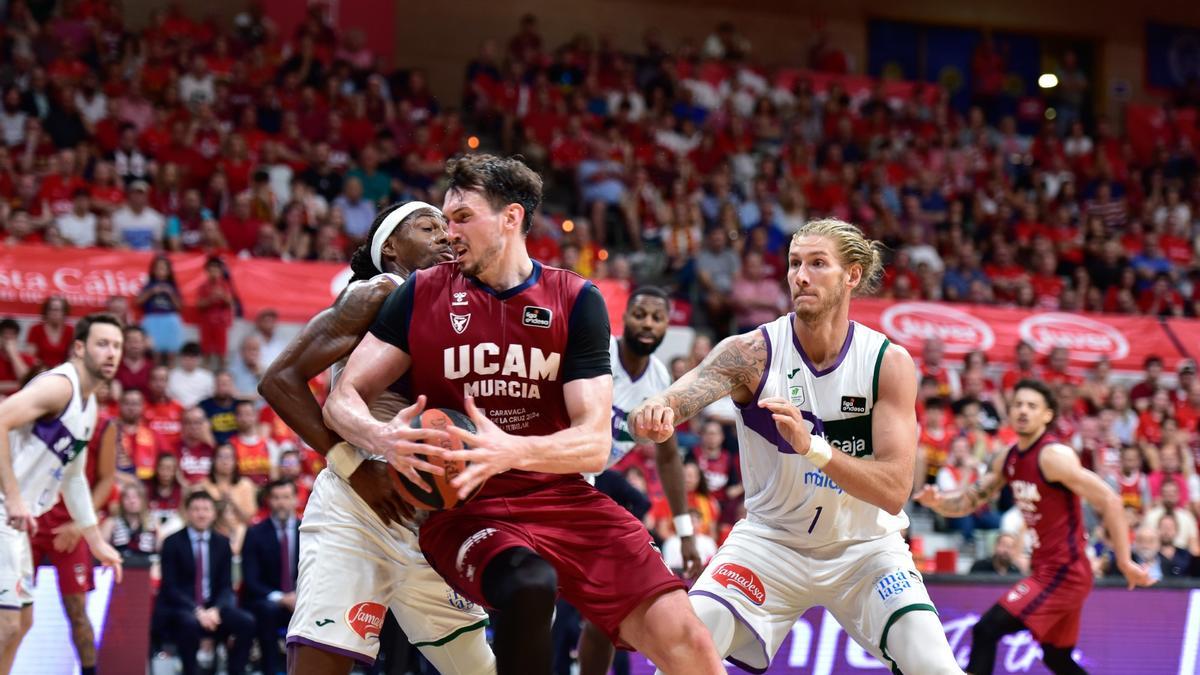 Play off ACB | Rodions Kurucs intenta superar la defensa de Kendrick Perry