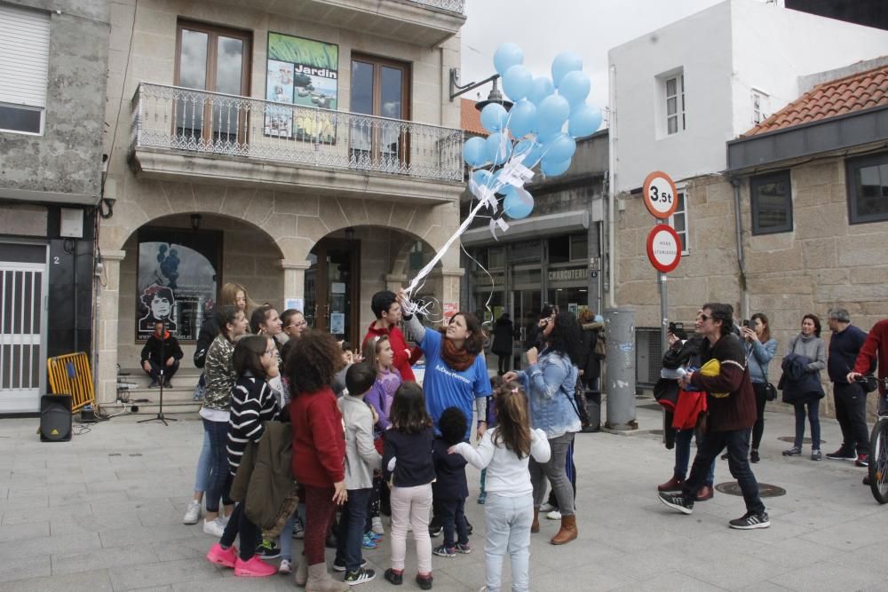 Hubo una suelta de globos azules con dibujos de niños y exhibición de hip hop