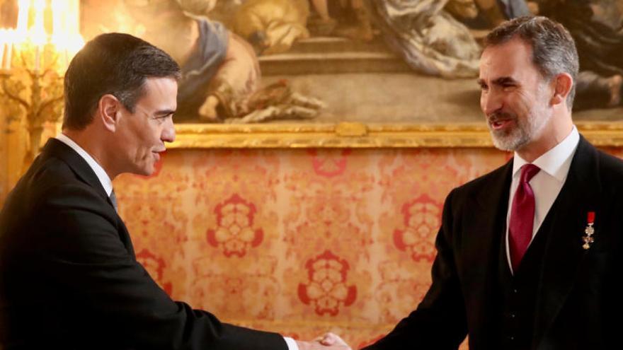 Felipe VI saluda al presidente del Gobierno, Pedro Sánchez.