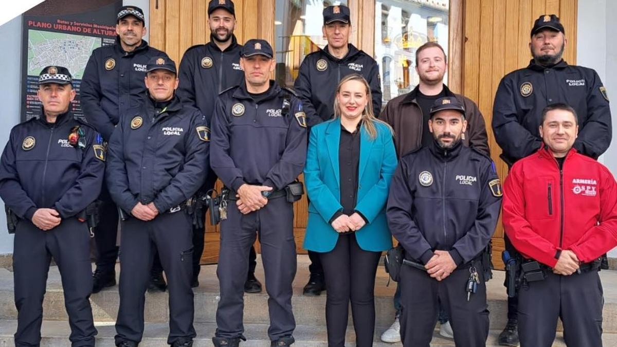 La alcaldesa, Rocío Ibáñez, con los agentes de la Policía Local de Altura.