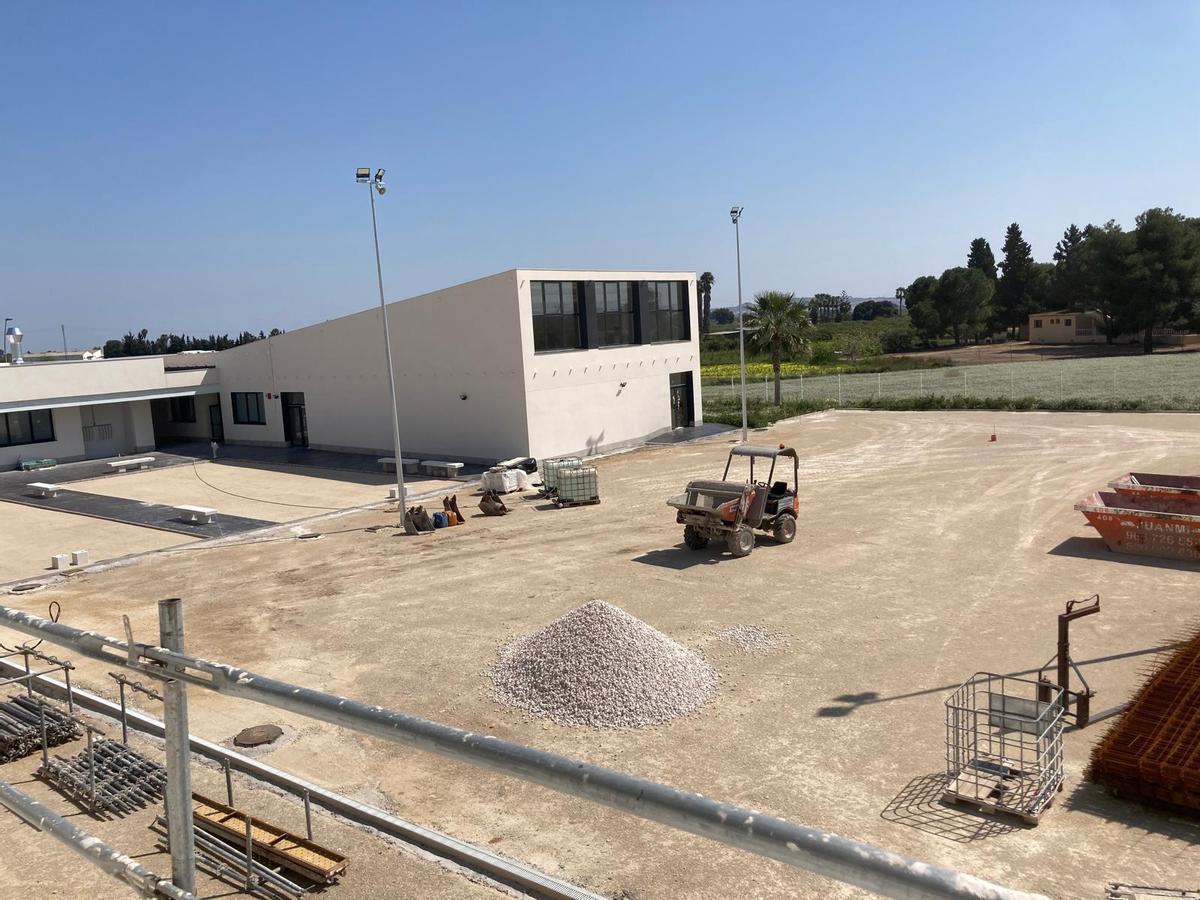 Espacio exterior del nuevo centro educativo enclavado junto a una zona de huerta